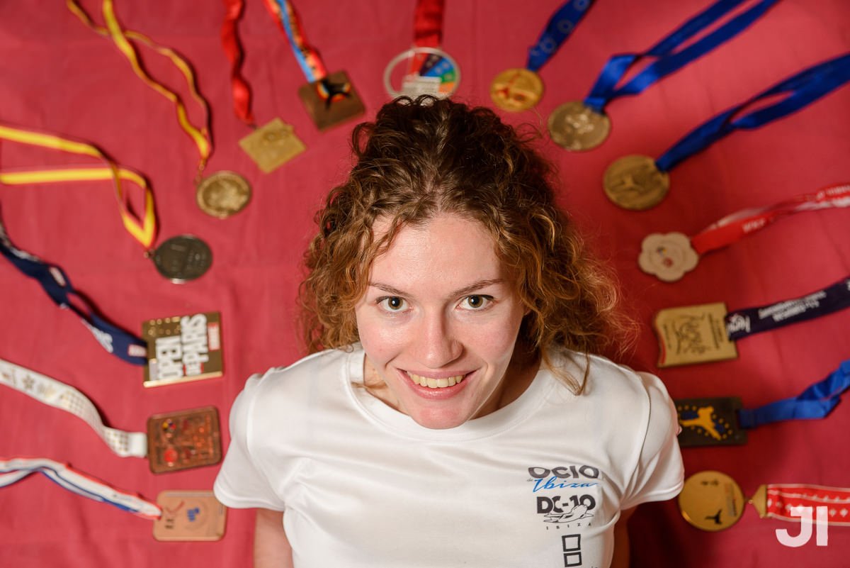 Cristina Ferrer rodeada de medallas