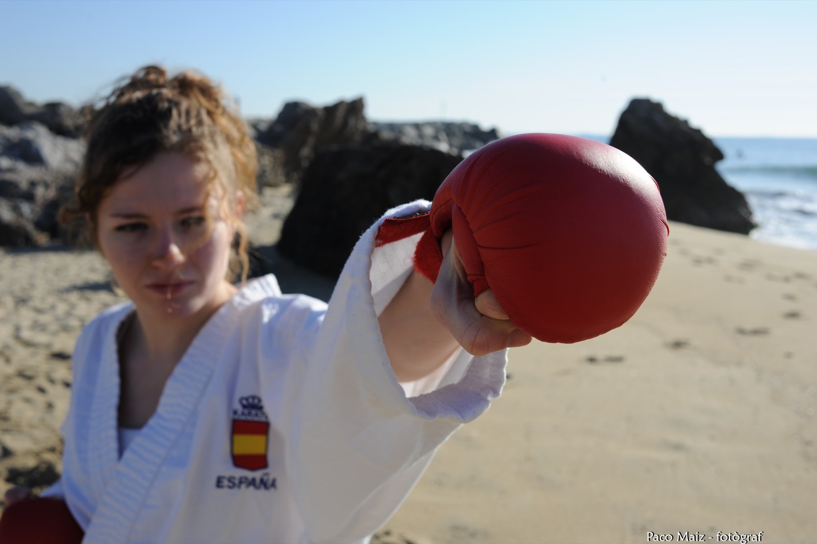 Cristina Ferrer ejecutando una técnica de kizami en la playa